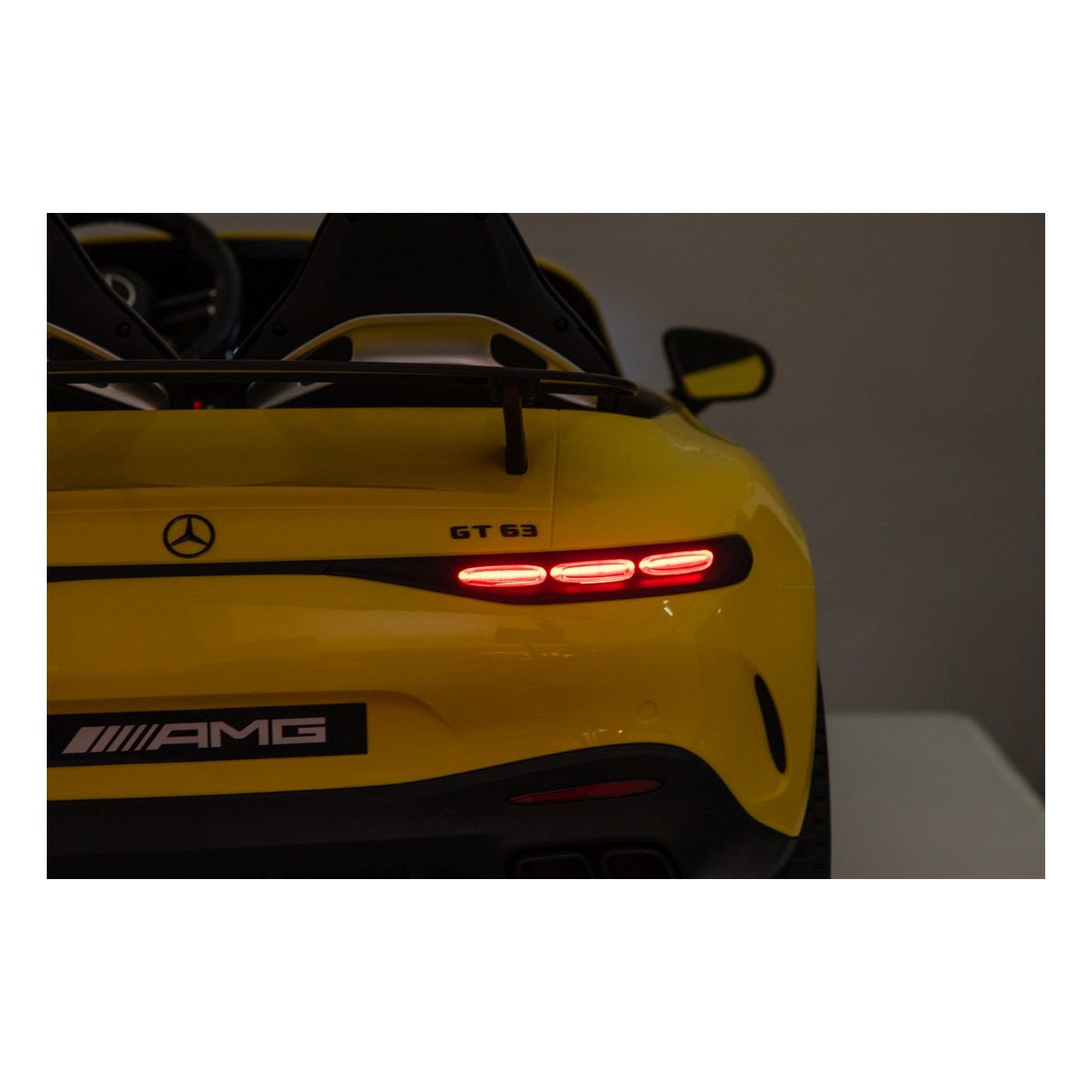 Vozidlo Mercedes Benz GT63 AMG žlté