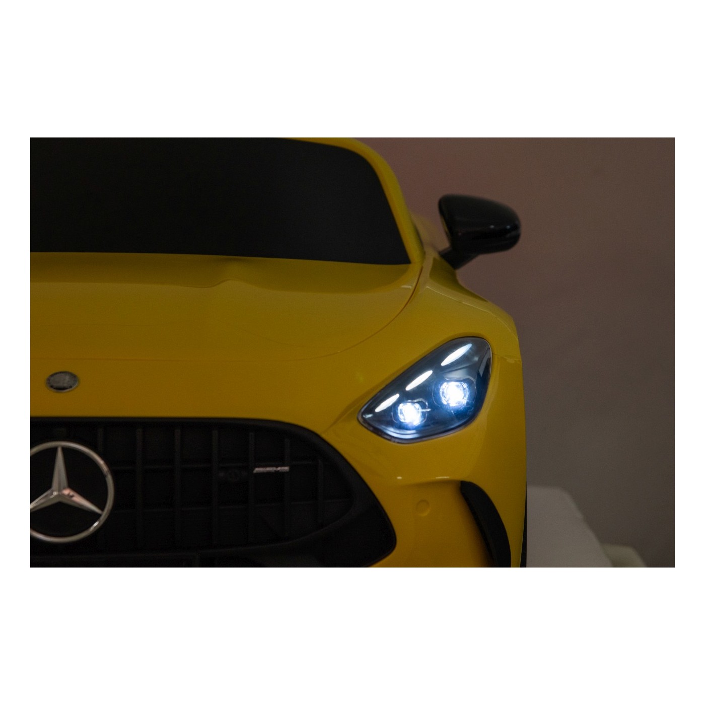 Vozidlo Mercedes Benz GT63 AMG žlté