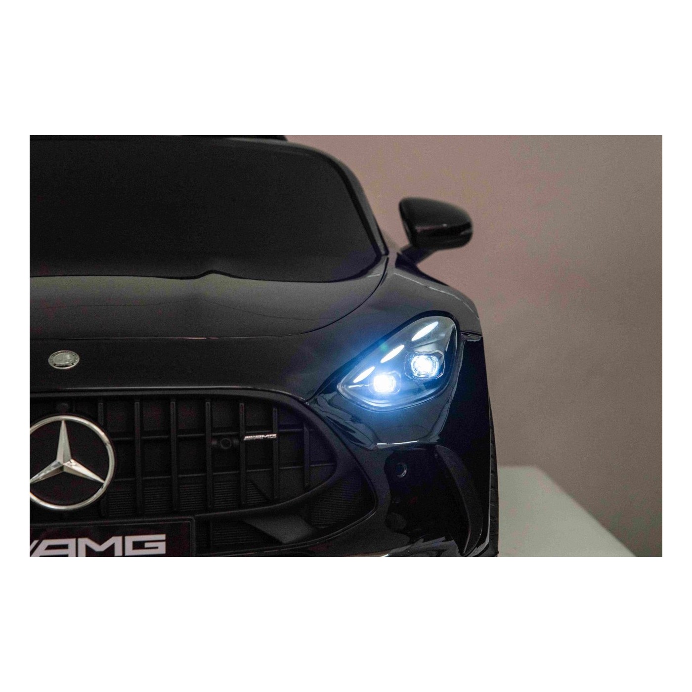 Vozidlo Mercedes Benz GT63 AMG čierne