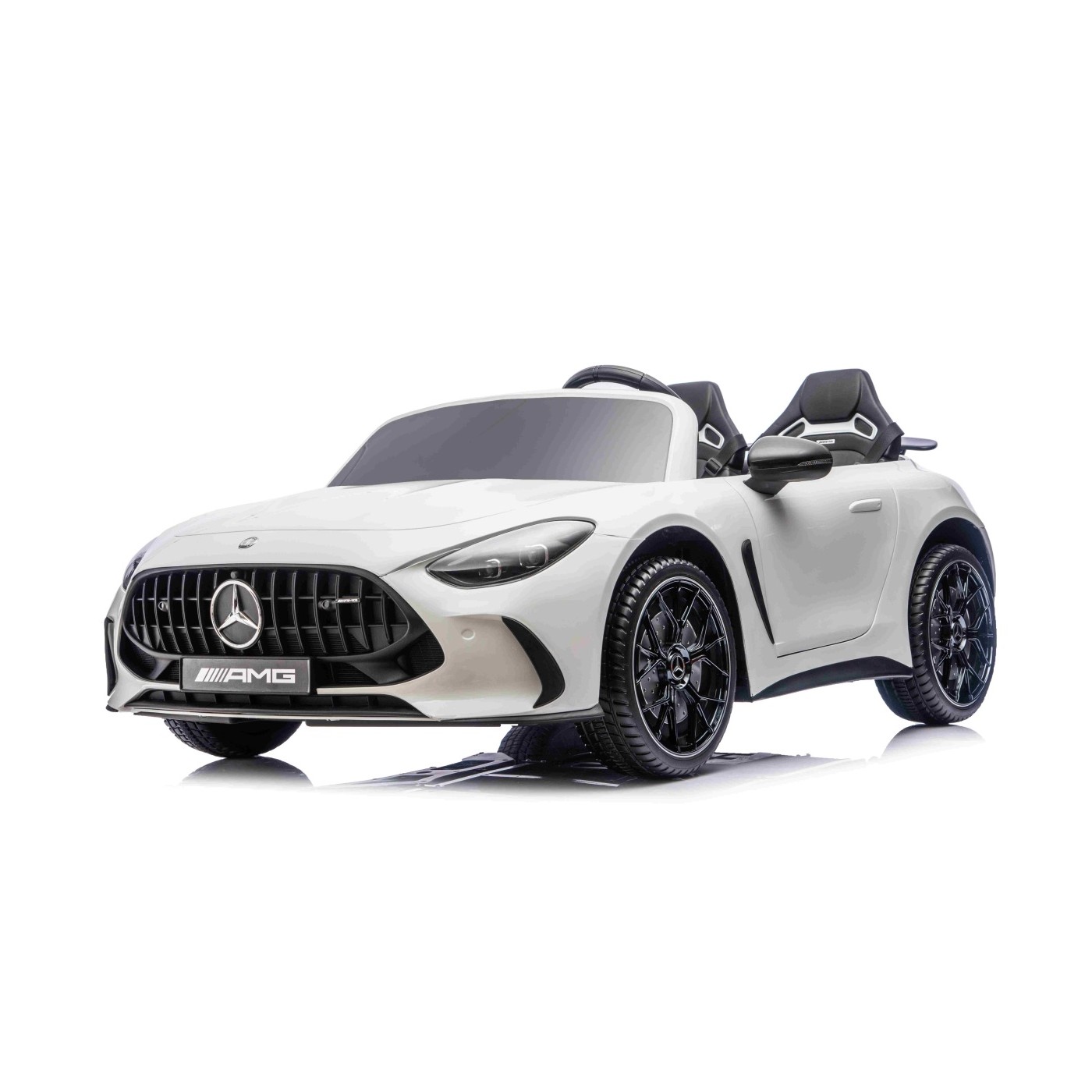 Vozidlo Mercedes Benz GT63 AMG bielej farby