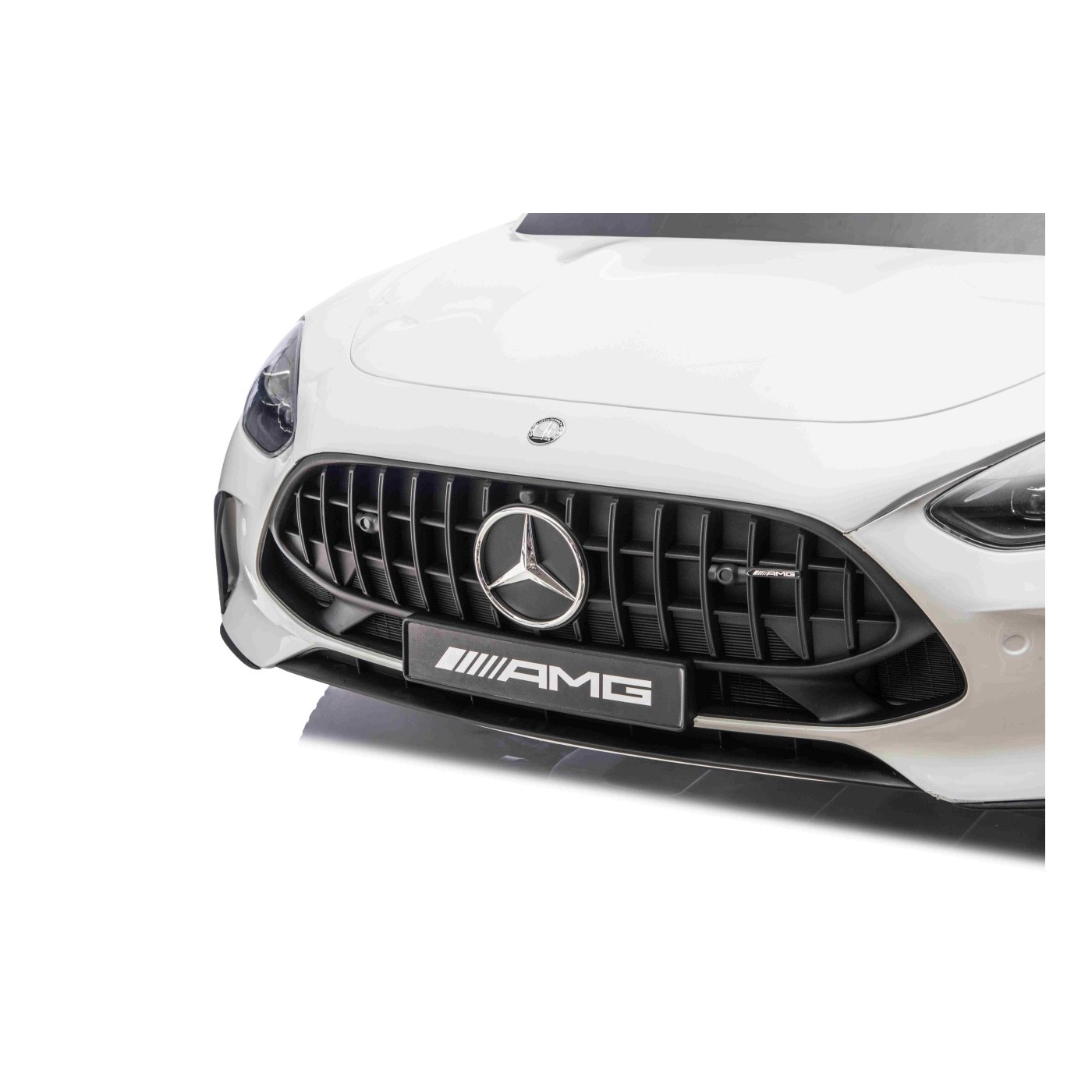Vozidlo Mercedes Benz GT63 AMG bielej farby