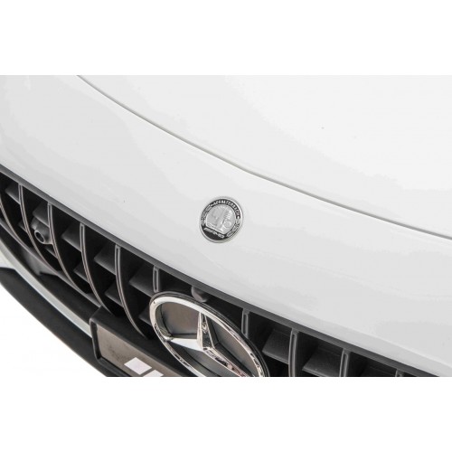 Vozidlo Mercedes Benz GT63 AMG bielej farby