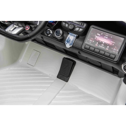 Vozidlo Mercedes Benz GT63 AMG bielej farby