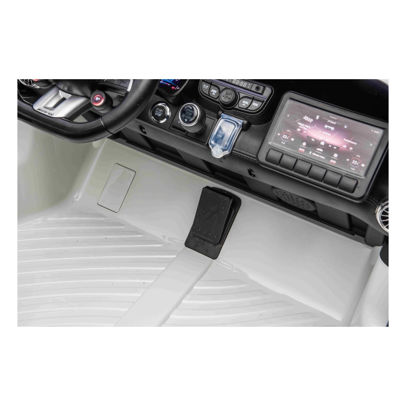 Vozidlo Mercedes Benz GT63 AMG bielej farby