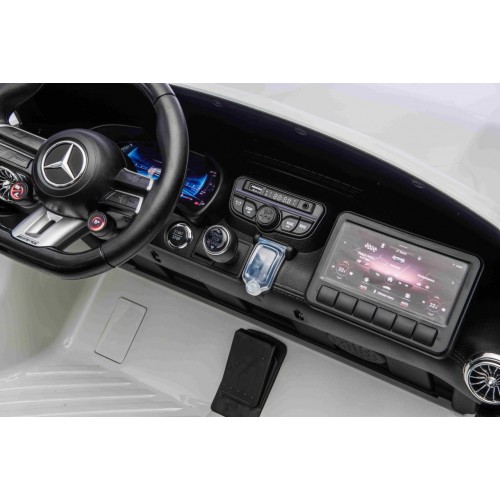 Vozidlo Mercedes Benz GT63 AMG bielej farby