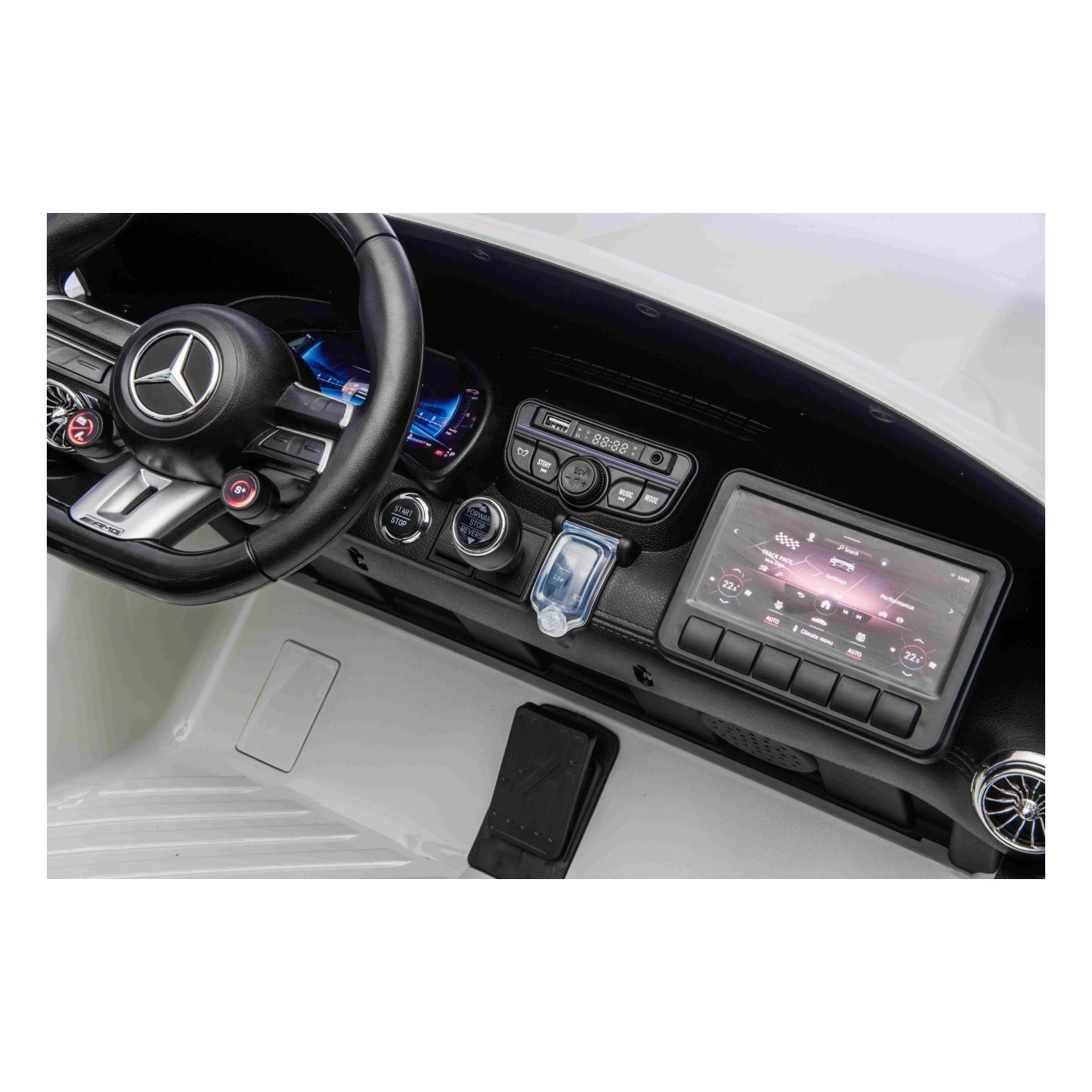 Vozidlo Mercedes Benz GT63 AMG bielej farby