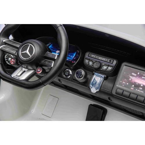 Vozidlo Mercedes Benz GT63 AMG bielej farby