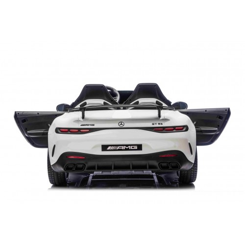 Vozidlo Mercedes Benz GT63 AMG bielej farby