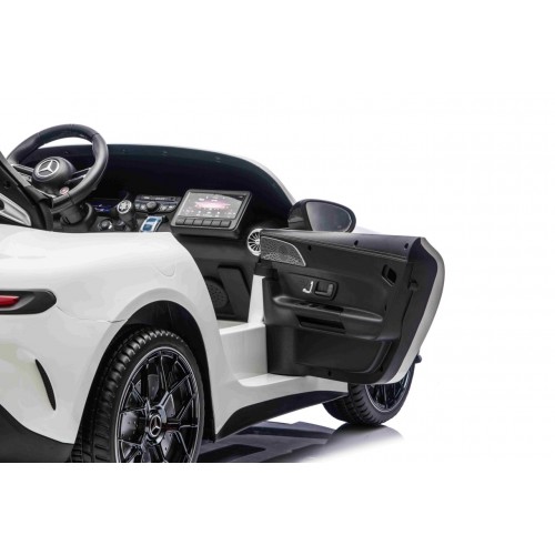 Vozidlo Mercedes Benz GT63 AMG bielej farby