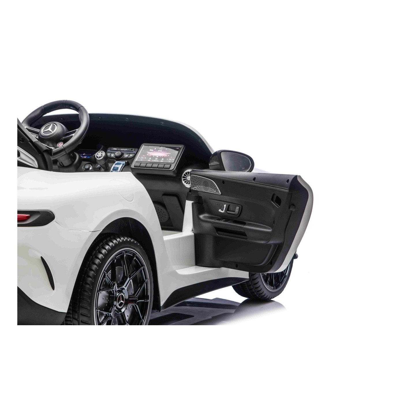 Vozidlo Mercedes Benz GT63 AMG bielej farby