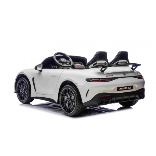 Vozidlo Mercedes Benz GT63 AMG bielej farby