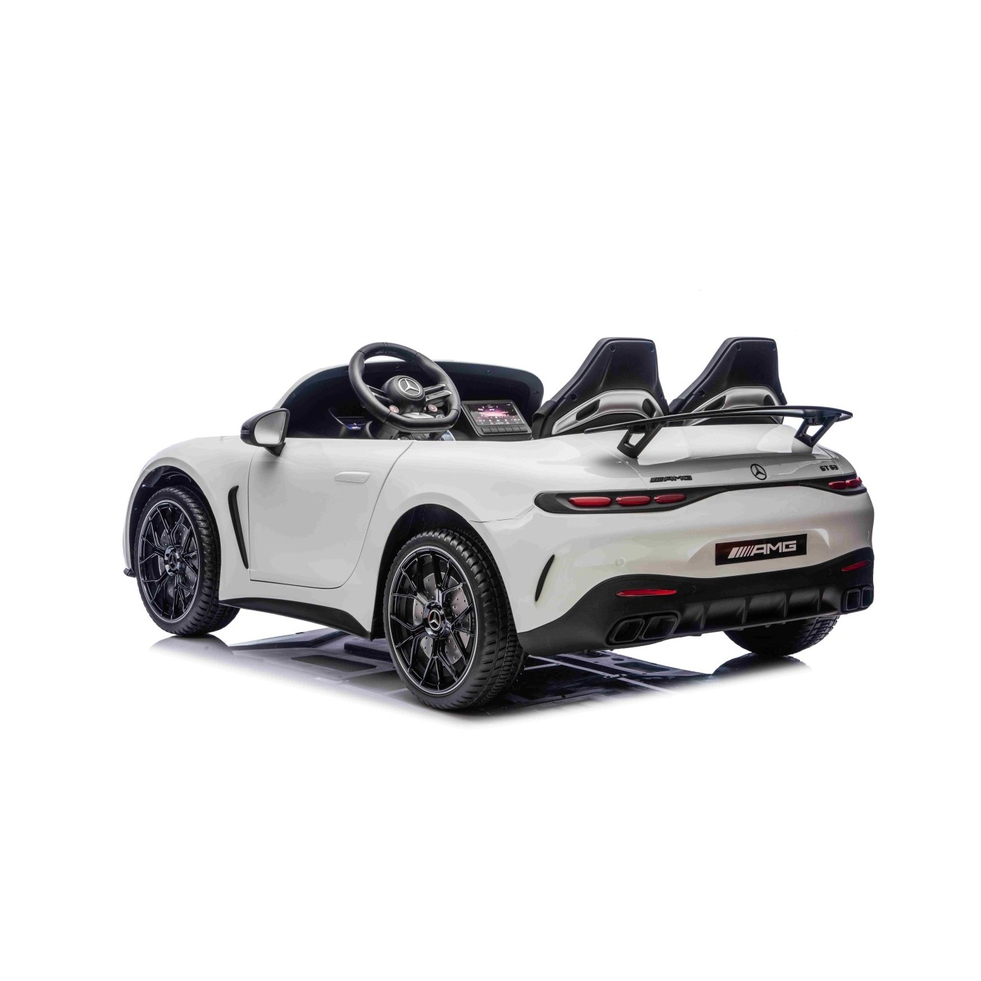 Vozidlo Mercedes Benz GT63 AMG bielej farby