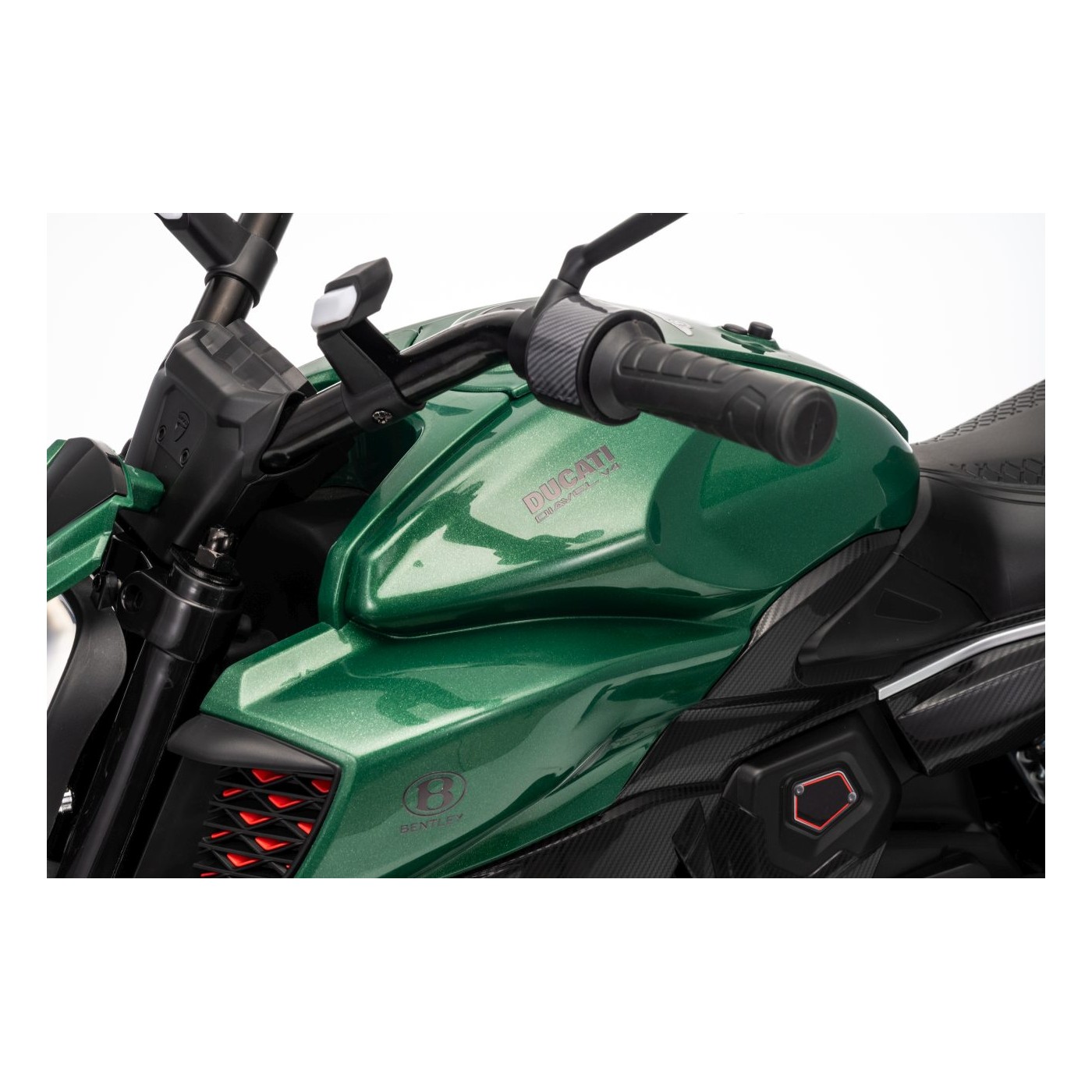 Motor vozidla Ducati Diavel x Bentley Green