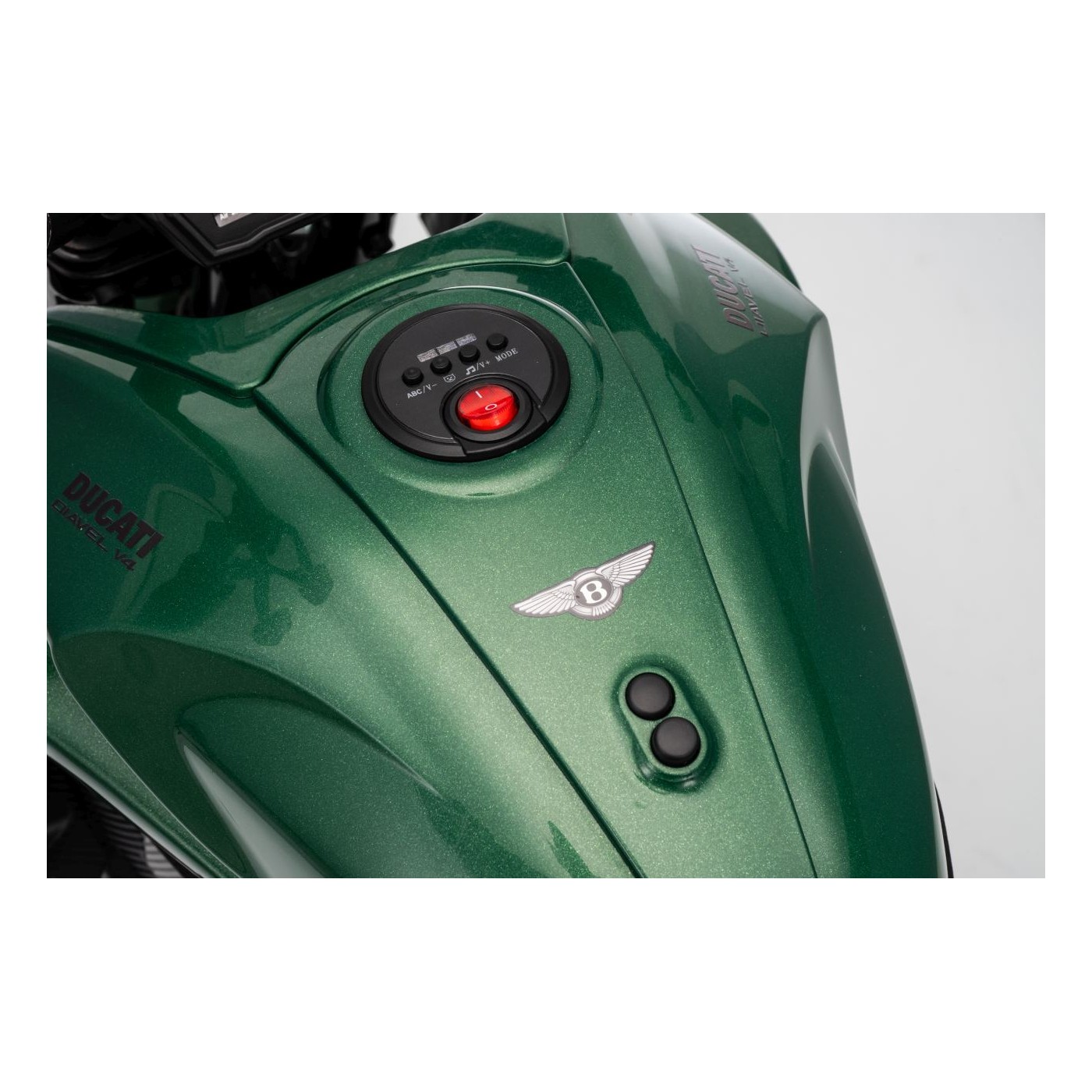 Motor vozidla Ducati Diavel x Bentley Green