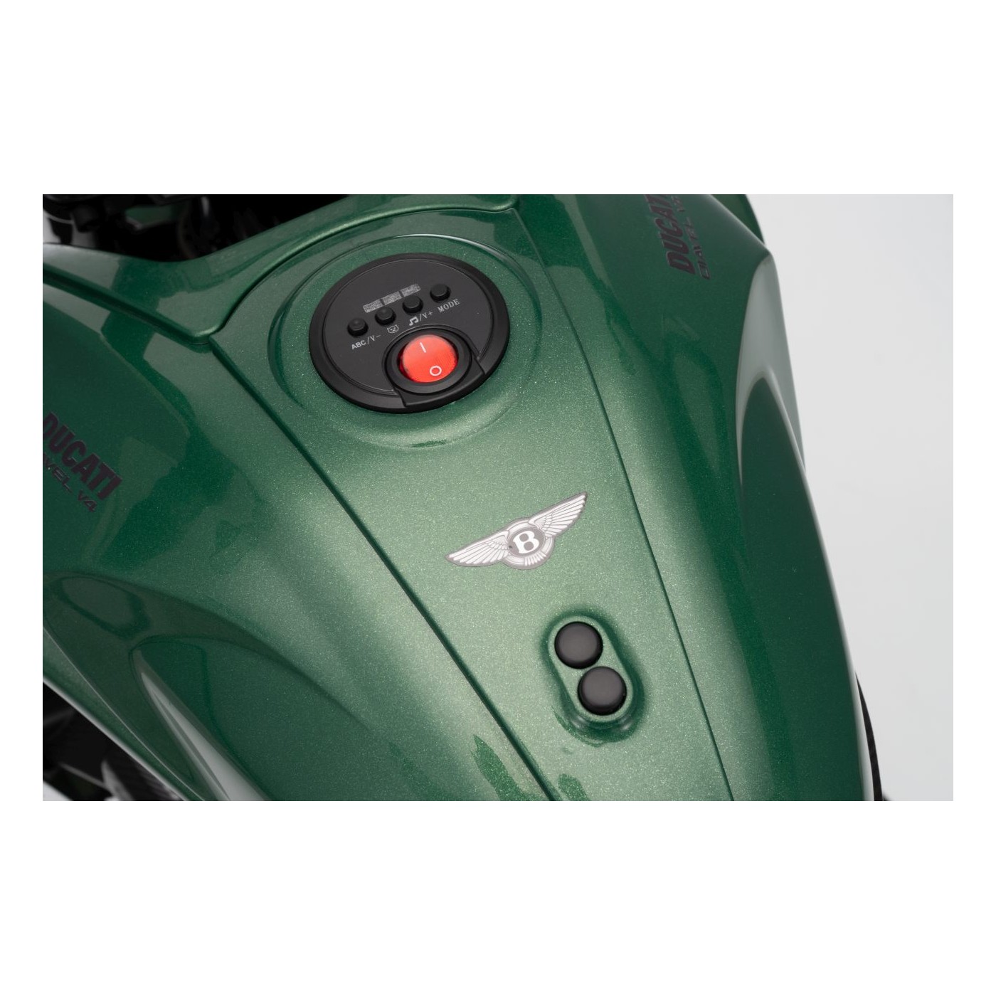 Motor vozidla Ducati Diavel x Bentley Green