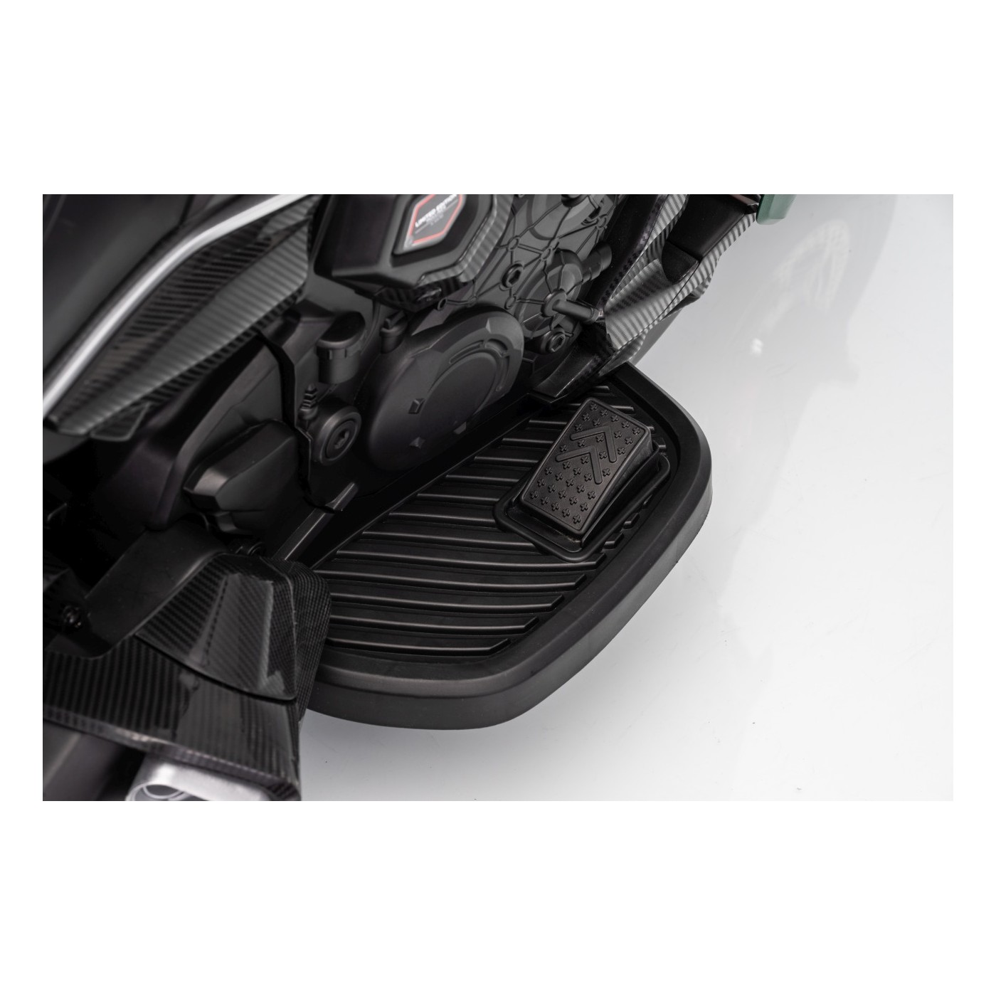 Motor vozidla Ducati Diavel x Bentley Green