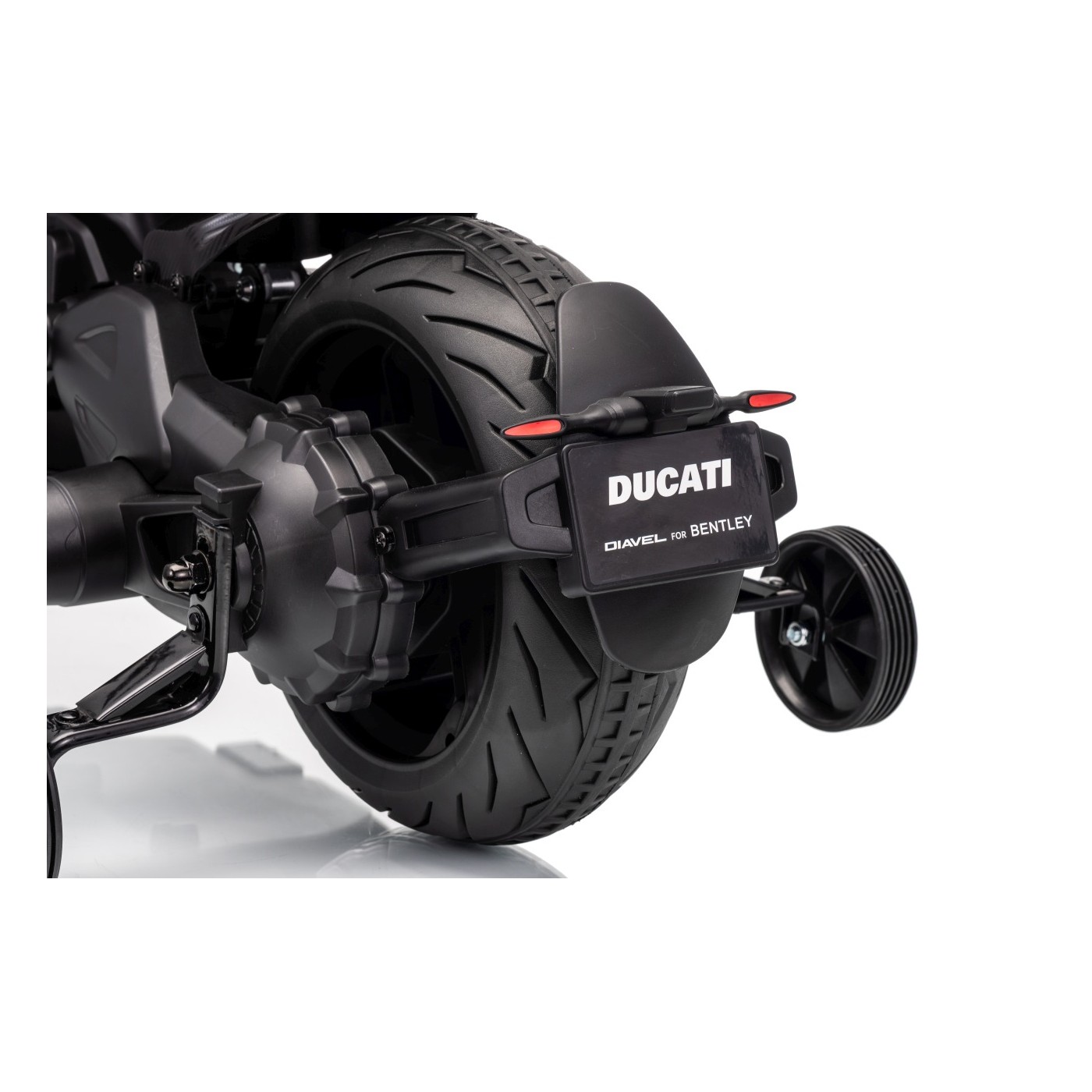 Motor vozidla Ducati Diavel x Bentley Green