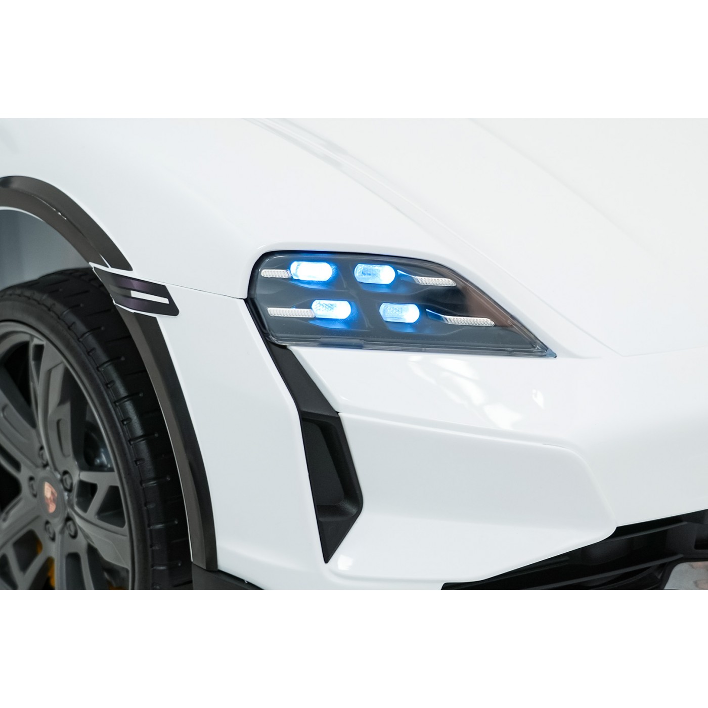 Vozidlo Porsche Taycan Turbo S White