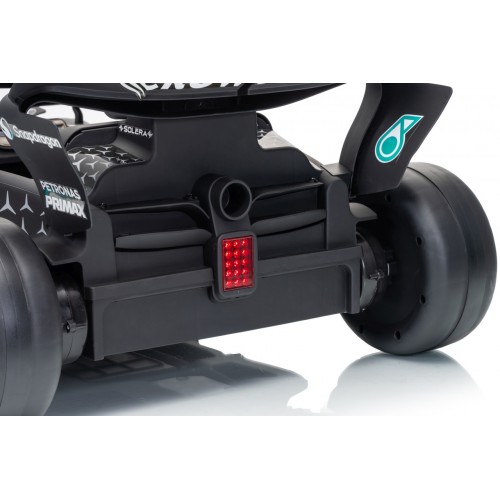 Vozidlo AMG PETRONAS F1 Čierne pretekárske auto