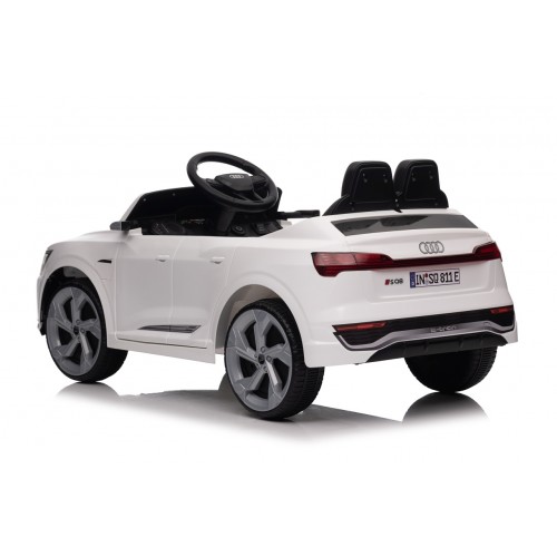 Audi SQ8 biele vozidlo