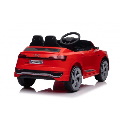 Audi SQ8 Červené vozidlo