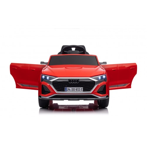 Audi SQ8 Červené vozidlo