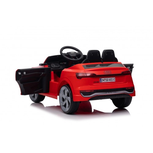 Audi SQ8 Červené vozidlo