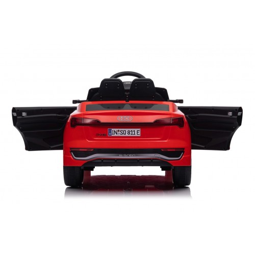 Audi SQ8 Červené vozidlo