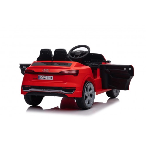 Audi SQ8 Červené vozidlo