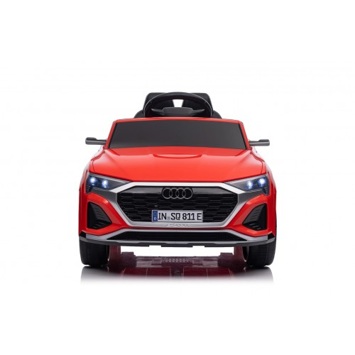 Audi SQ8 Červené vozidlo