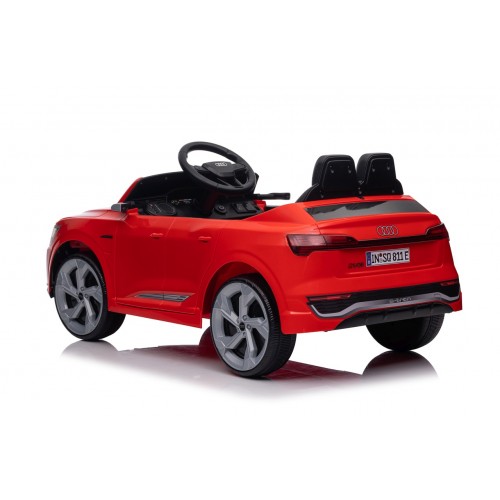 Audi SQ8 Červené vozidlo