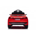 Audi SQ8 Červené vozidlo