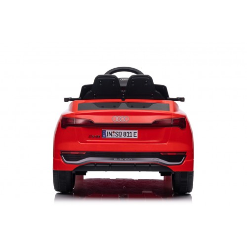 Audi SQ8 Červené vozidlo