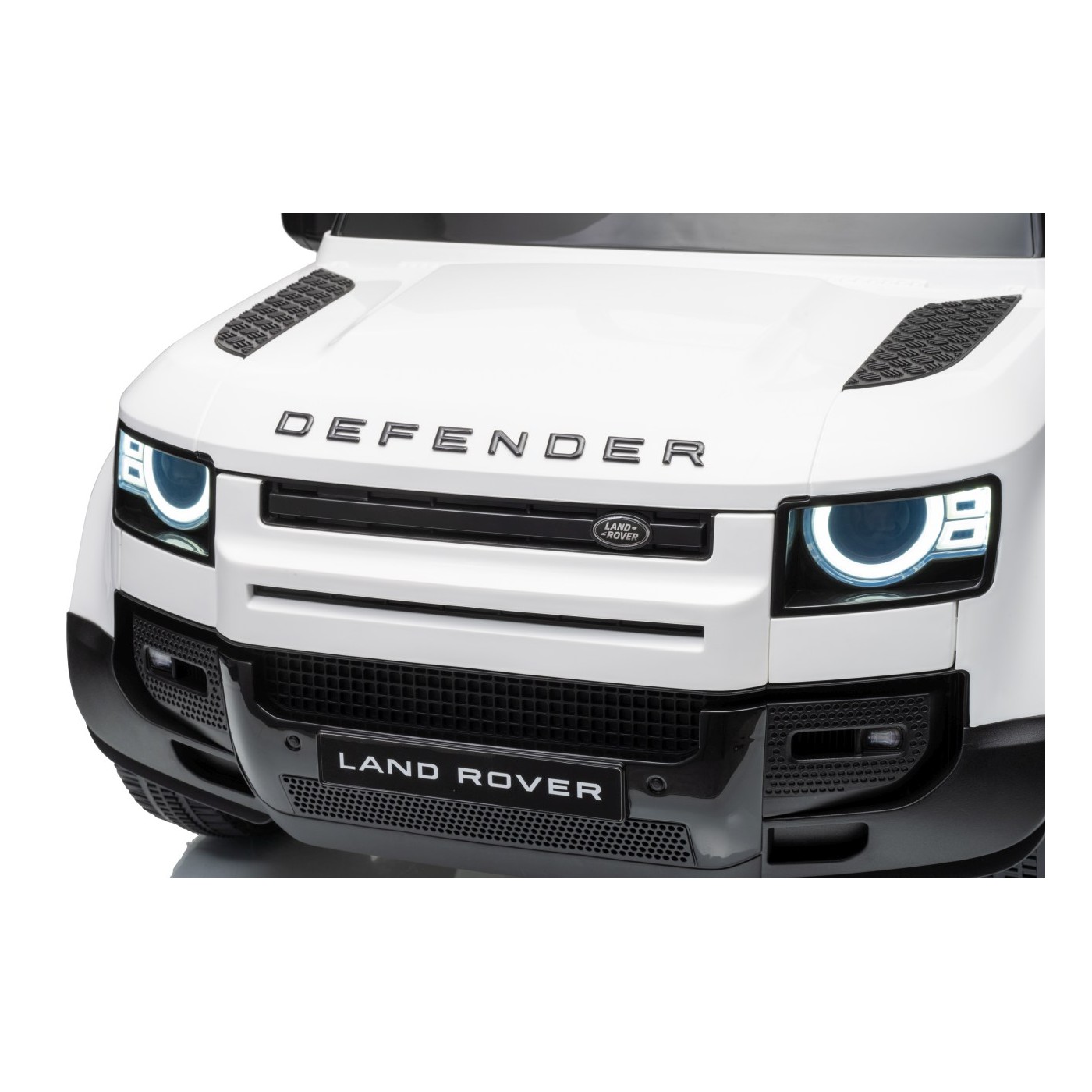 Land Rover Defender biele vozidlo
