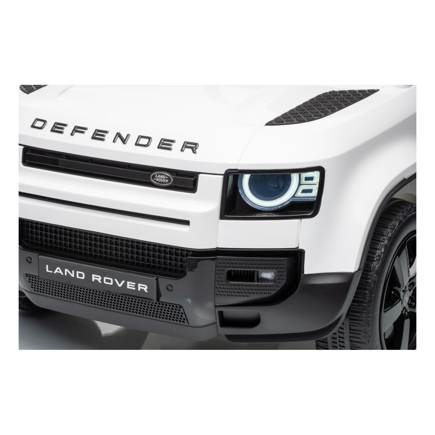 Land Rover Defender biele vozidlo