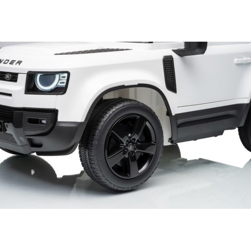 Land Rover Defender biele vozidlo