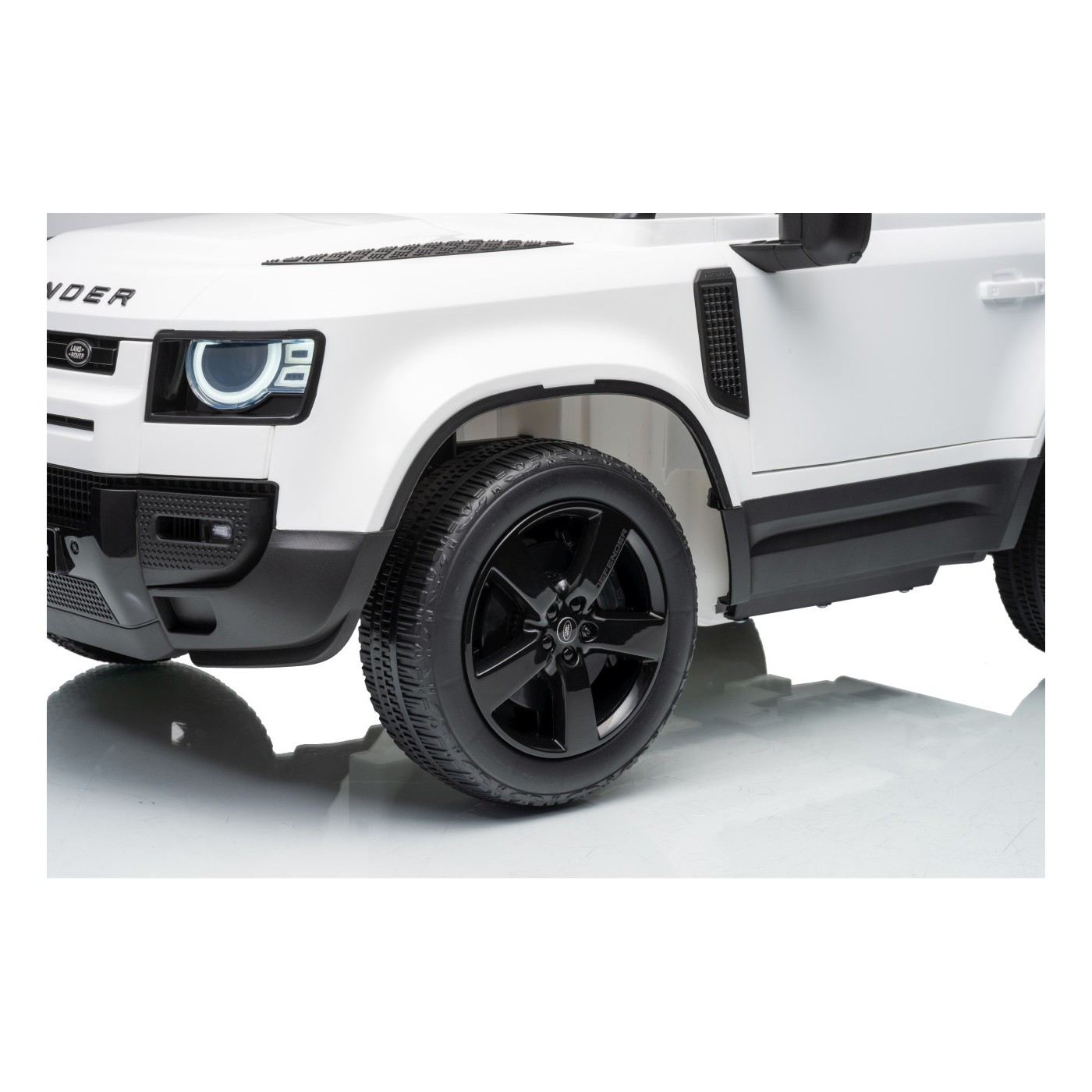 Land Rover Defender biele vozidlo