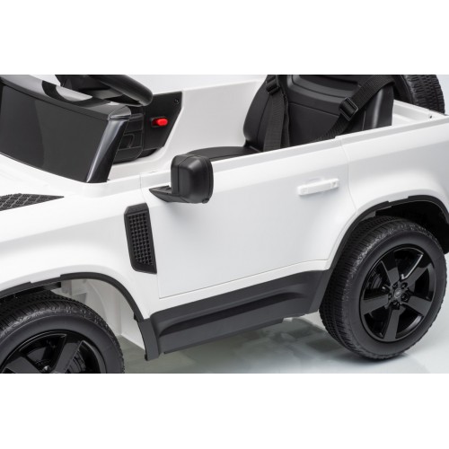 Land Rover Defender biele vozidlo