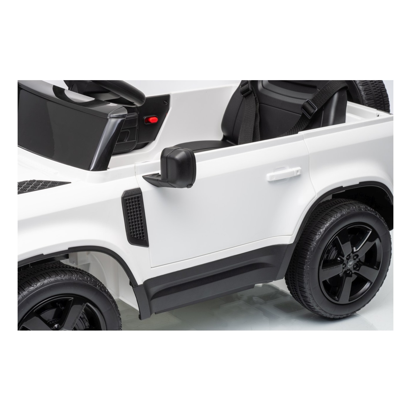 Land Rover Defender biele vozidlo