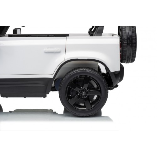 Land Rover Defender biele vozidlo