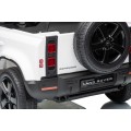 Land Rover Defender biele vozidlo