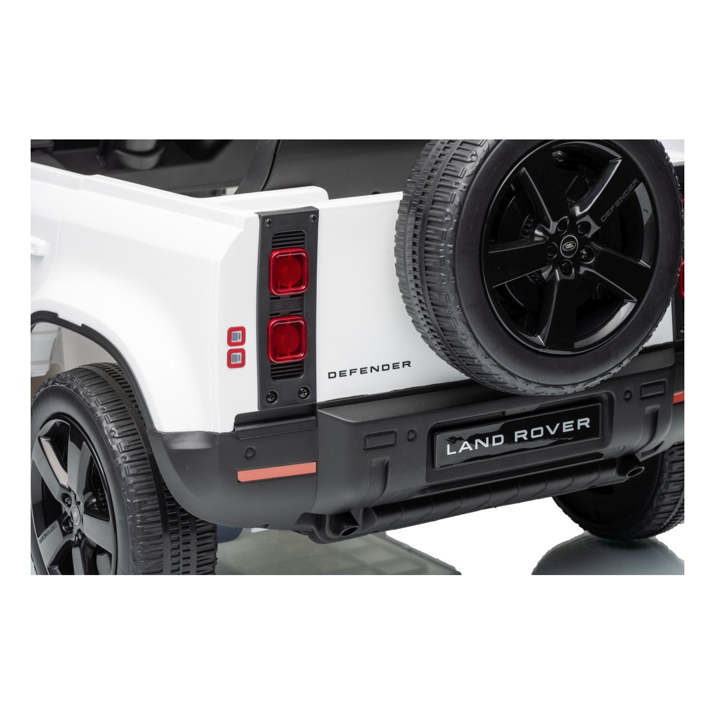 Land Rover Defender biele vozidlo