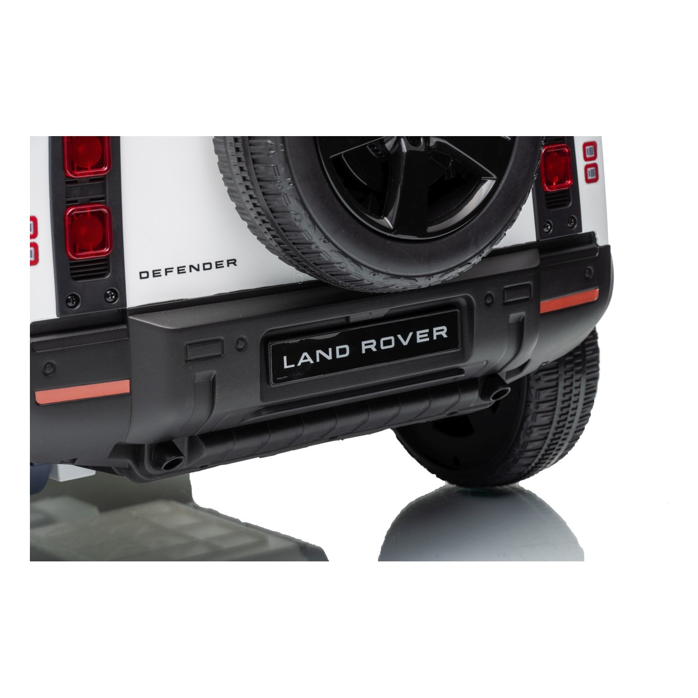 Land Rover Defender biele vozidlo