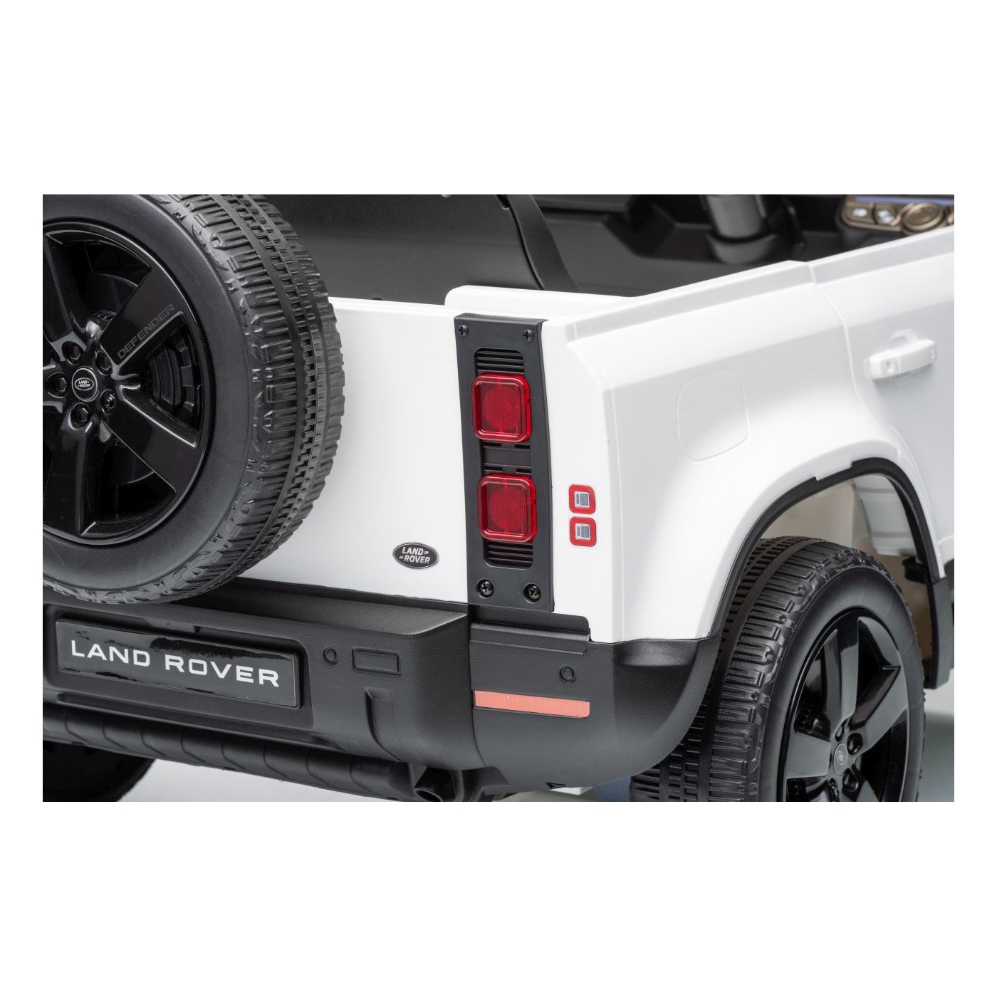 Land Rover Defender biele vozidlo