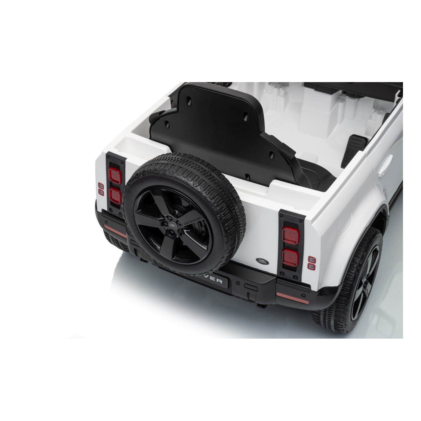 Land Rover Defender biele vozidlo