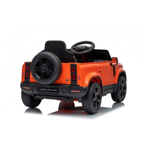 Oranžové vozidlo Land Rover Defender