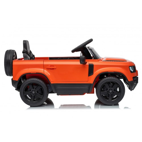 Oranžové vozidlo Land Rover Defender
