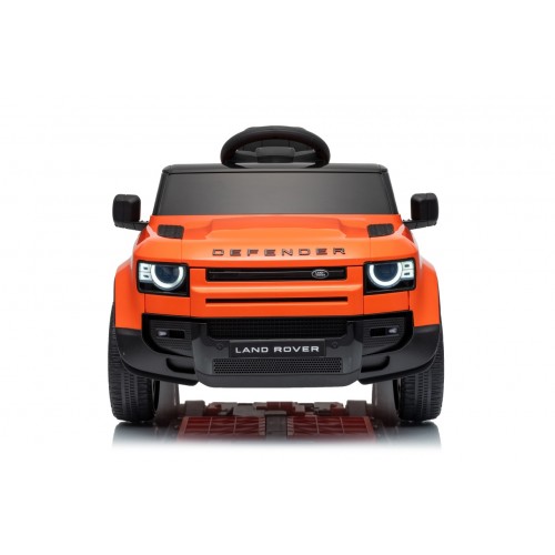 Oranžové vozidlo Land Rover Defender