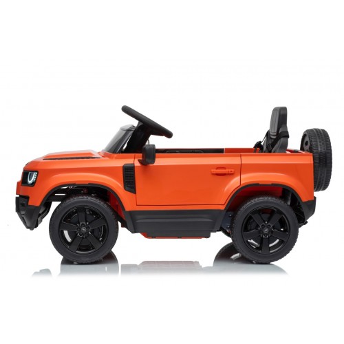 Oranžové vozidlo Land Rover Defender