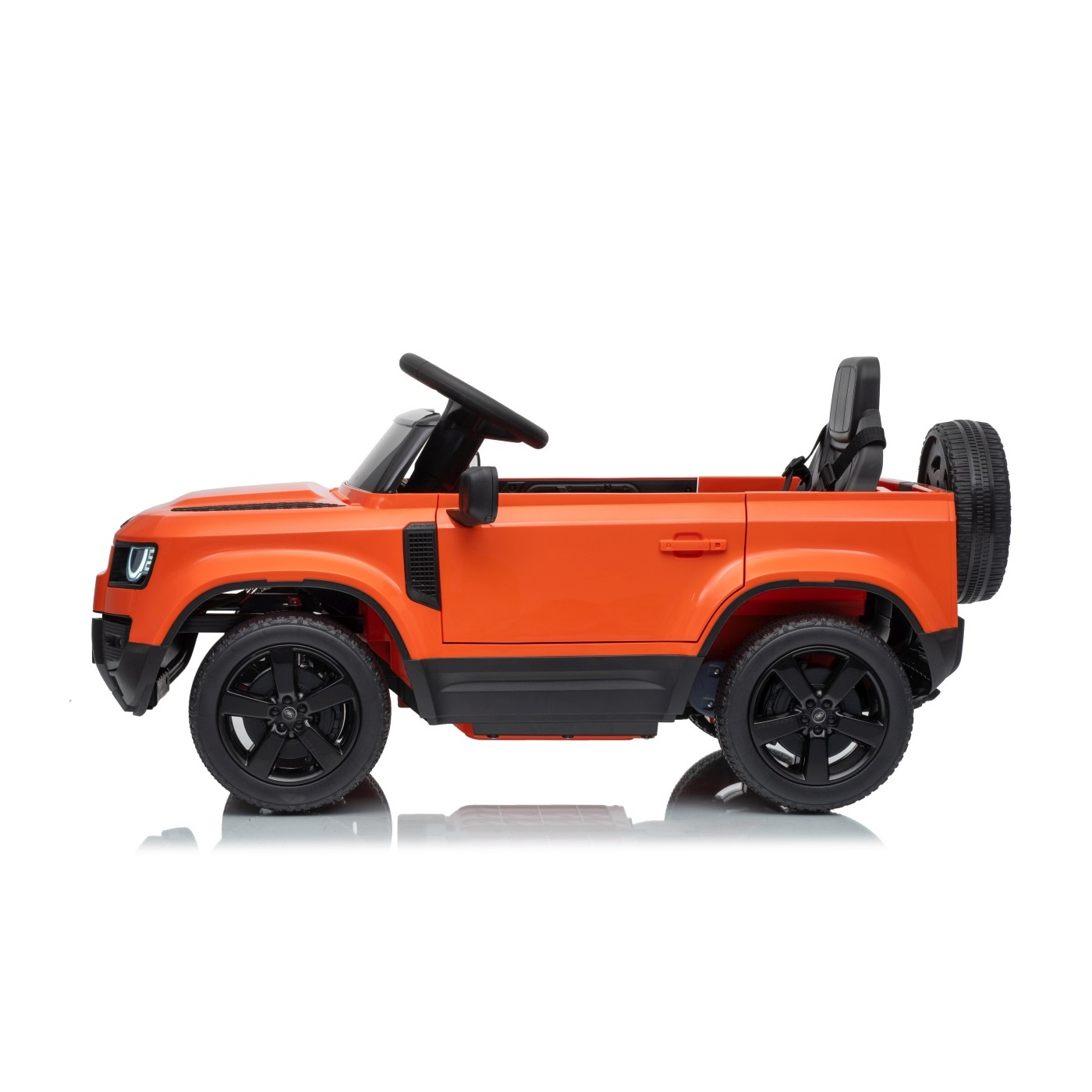 Oranžové vozidlo Land Rover Defender